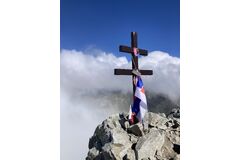 Vrchol dobyt ve 12:06 za necelé 4 hodinky i s přestávkami, parádní práce. Namasté.
