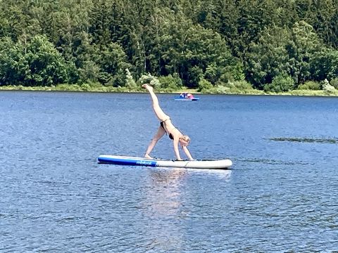 Letní paddleboard jóga na Hostivařské přehradě